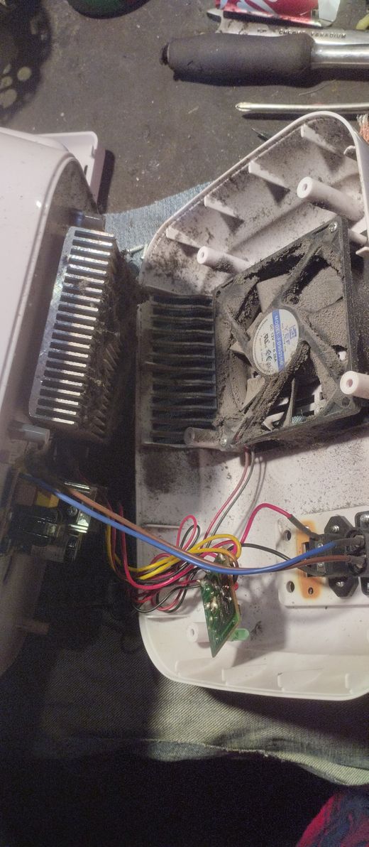 Minirefrigerador: disipador y ventilador antes de limpiar